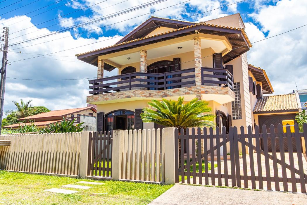 Casa de Praia em Itapoá – 6 Quartos, Piscina, Sauna e Espaço Gourmet