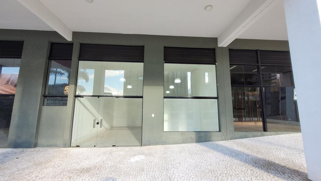Loja comercial para locação, 63,16 m², na frente do Terminal do Cabral, Edfício Set Cabral.