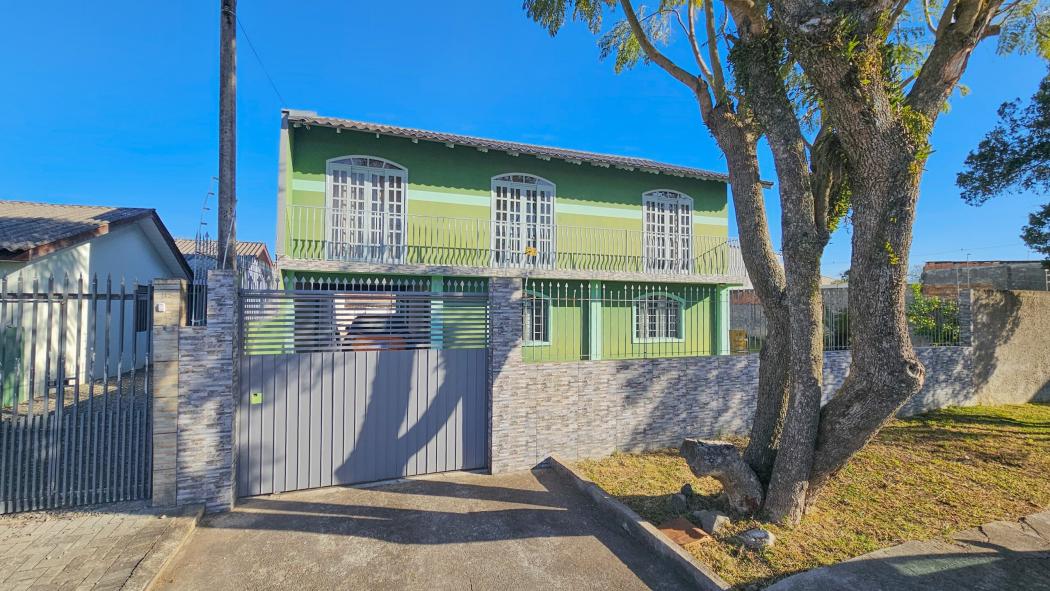 Sobrado de 210 m² com amplo terreno 4 dormitórios sendo 1 suíte e 3 vagas de garagem no Cajuru