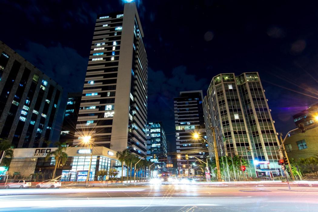 STUDIO MOBILIADO COM VAGA NO CENTRO CÍVICO