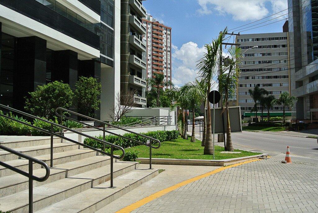 STUDIO MOBILIADO COM VAGA NO CENTRO CÍVICO