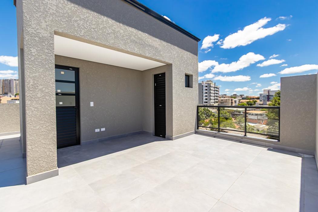 Sobrado Triplex Novo com 3 Suítes no Capão Raso - Frente Rua