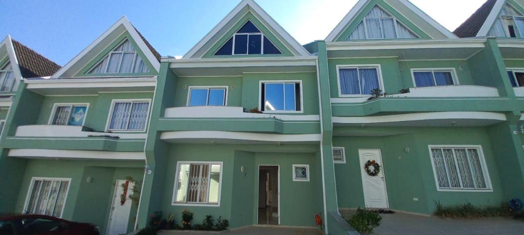 Sobrado com 3 dormitórios à venda, 160 m² por R$ 889.000,00 - Uberaba - Curitiba/PR