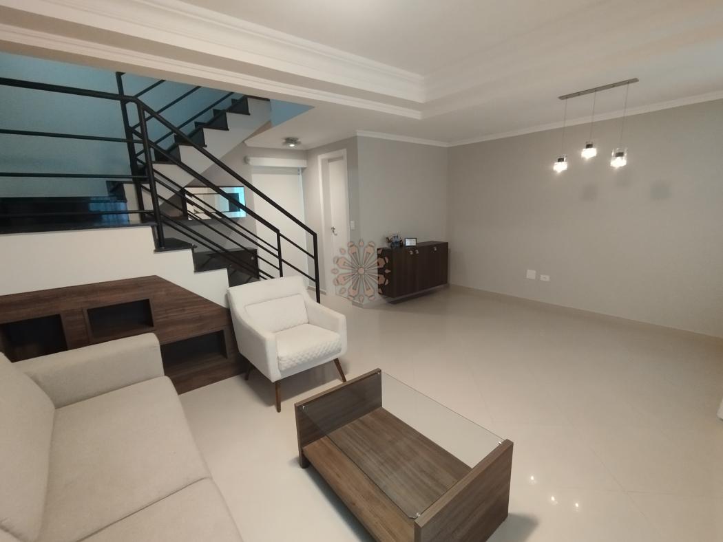 SOBRADO NO BAIRRO SANTA FELICIDADE EM CONDOMINIO COM 3 QUARTOS E JARDIM!
