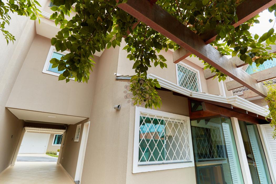 SOBRADO NO BAIRRO SANTA FELICIDADE EM CONDOMINIO COM 3 QUARTOS E JARDIM!