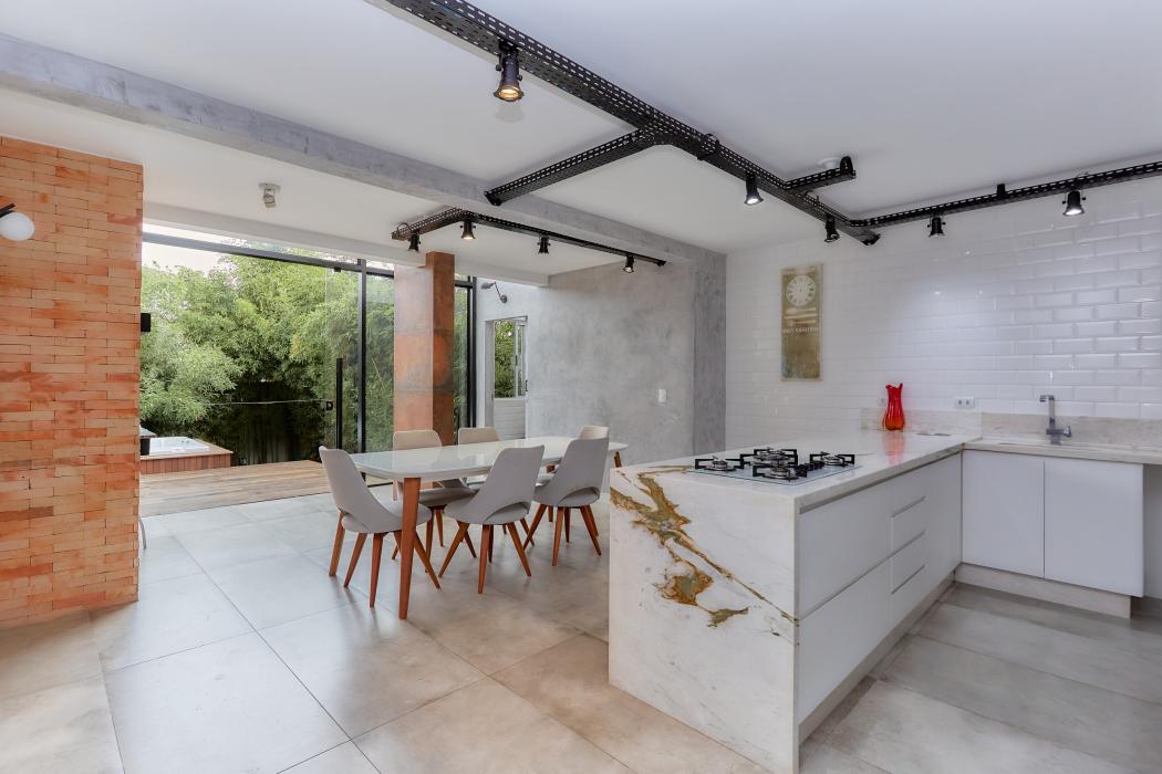 Casa no Jardim das Américas: 225m², 3 Quartos, Suíte Master, Jacuzzi e Quintal