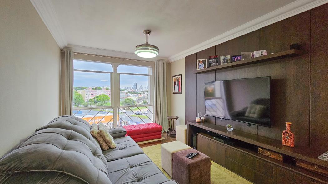 Apartamento semi-mobiliado de 133 m² privativo com 3 dormitórios sendo 1 suíte e 1 vaga de garagem no Água Verde