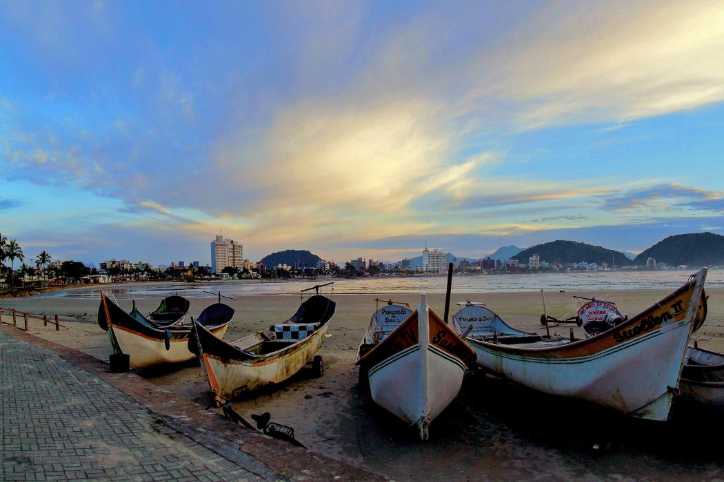 3 quartos sendo 1 suíte, sacada com churrasqueira, a 50 metros do mar, últimas unidades.