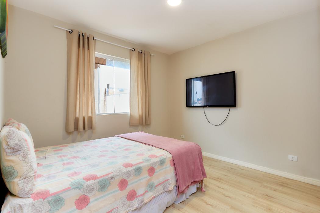 Sobrado Triplex com 4 quartos, amplo ático, vagas para até 3 carros.