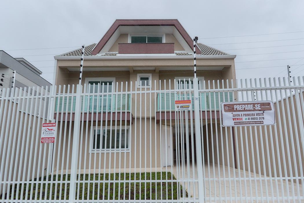 Sobrado independente em Santa Felicidade com suíte, ático e 2 vagas de garagem