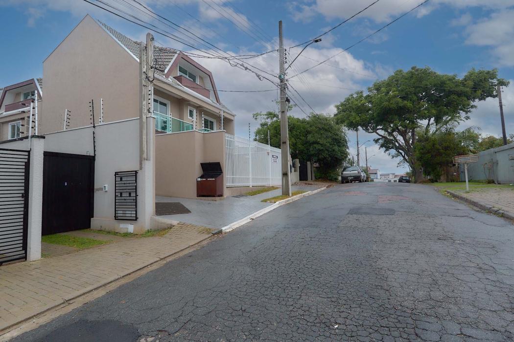 Sobrado independente em Santa Felicidade com suíte, ático e 2 vagas de garagem