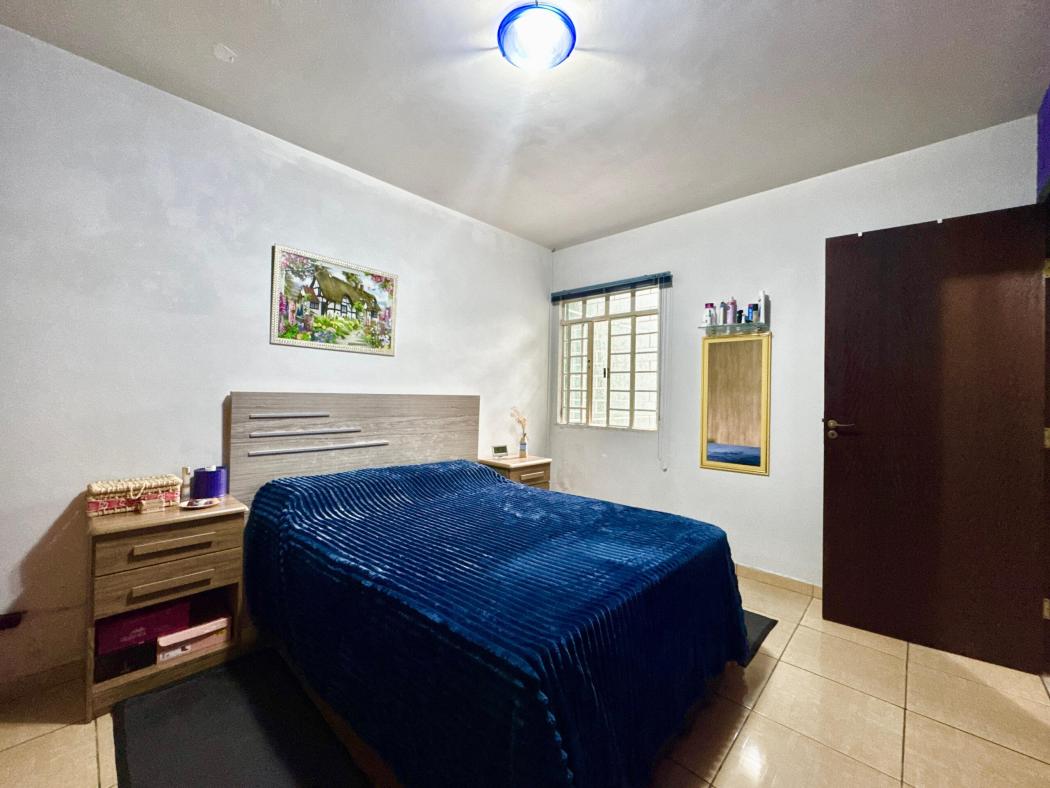 CASA DE ESQUINA TÉRREA AVERBADA PRÓXIMO A NICOLA PELLANDA.