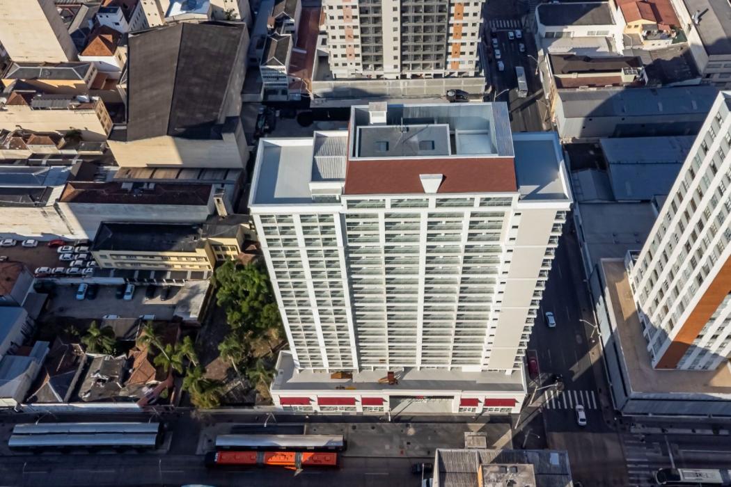 Studio semi-mobiliado centro de Curitiba – Localização estratégica com grande potencial de valorização e rentabilidade.