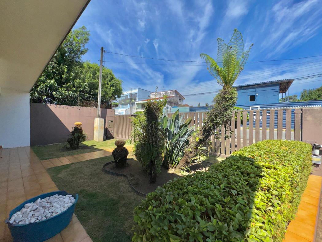 Casa AVERBADA há uma quadra da Avenida Winston Churchill !