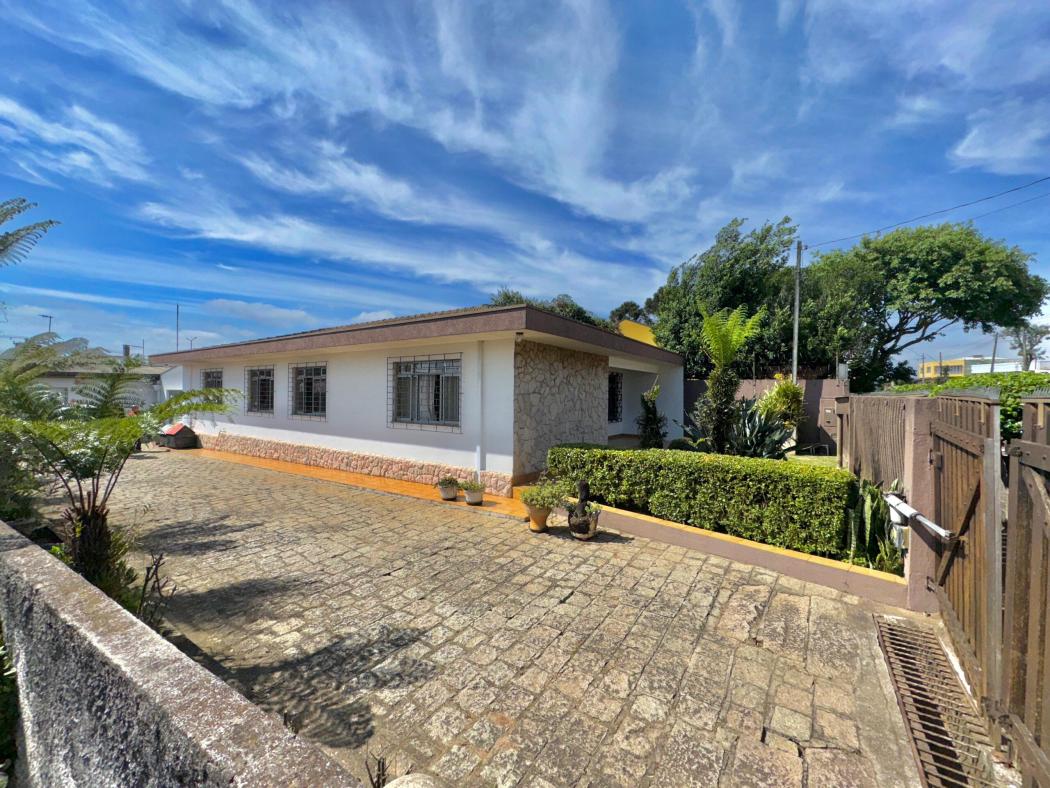 Casa AVERBADA há uma quadra da Avenida Winston Churchill !