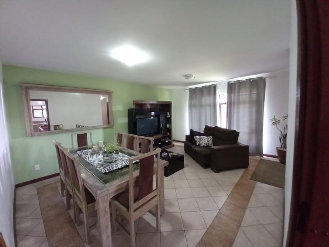CASA com 4 dormitórios à venda com 363m² por R$ 1.250.000,00 no bairro Xaxim - CURITIBA / PR