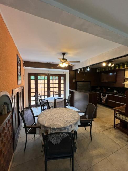 CASA com 3 dormitórios à venda com 312m² por R$ 2.650.000,00 no bairro Santo Inácio - CURITIBA / PR