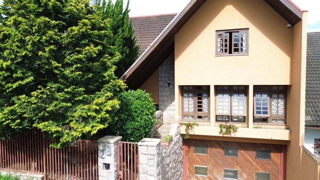 CASA com 3 dormitórios à venda com 312m² por R$ 2.650.000,00 no bairro Santo Inácio - CURITIBA / PR