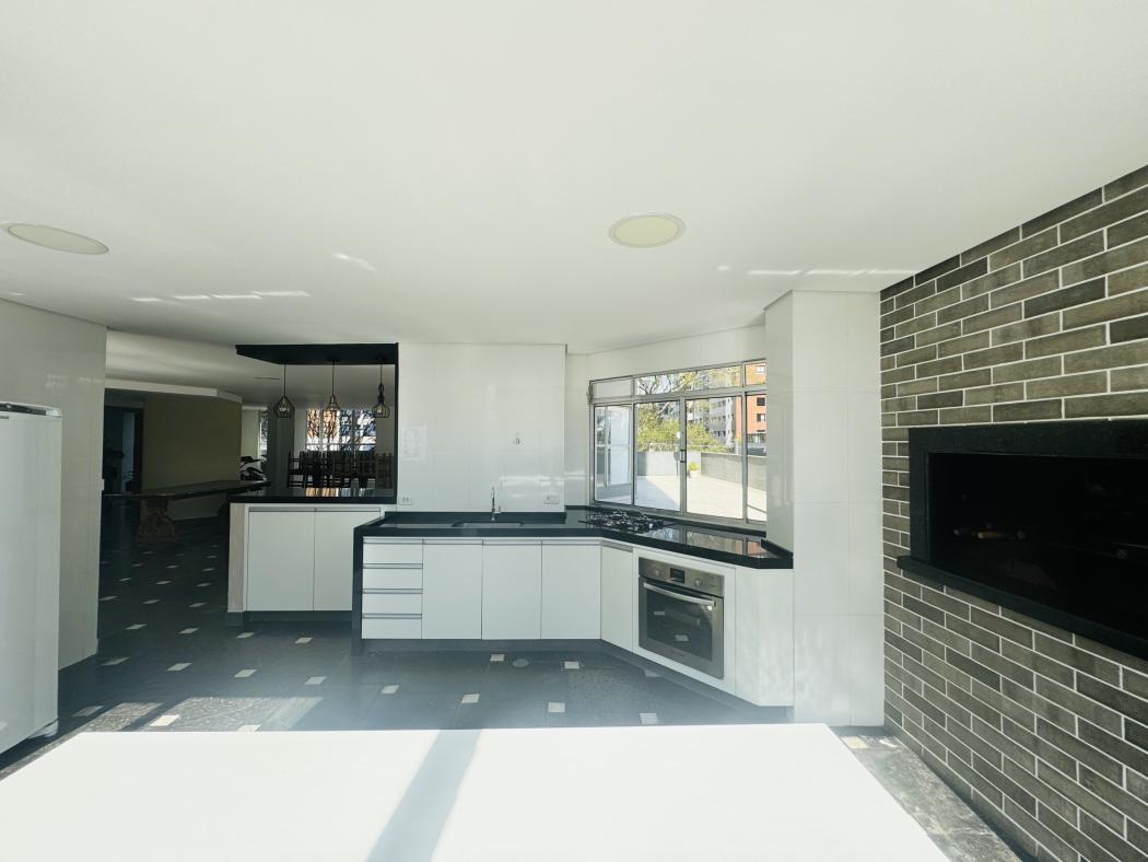 Apartamento à venda com 2 quartos, 41,00m² privativo, 1 vaga no Bigorrilho - Curitiba - Vista definida.