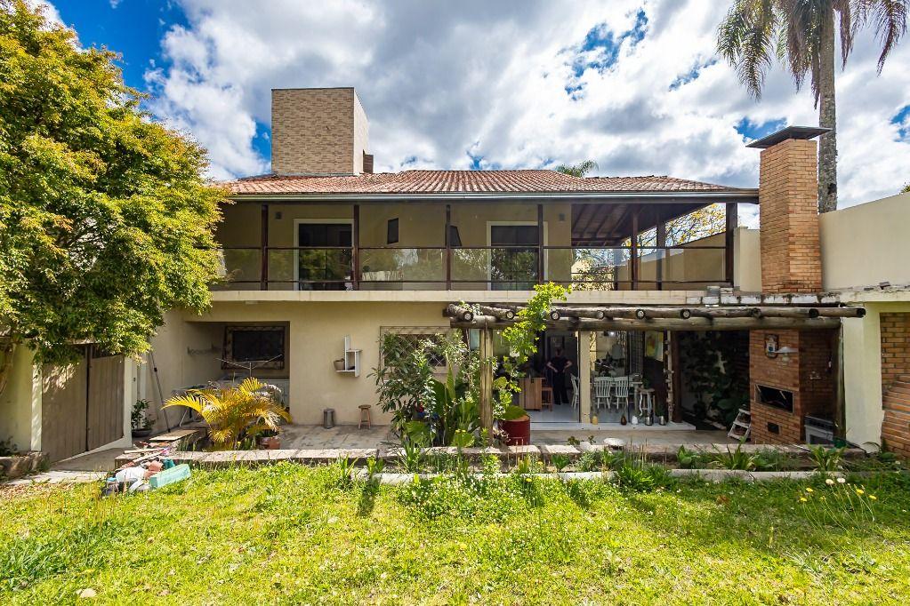Casa com quintal grande no Pilarzinho