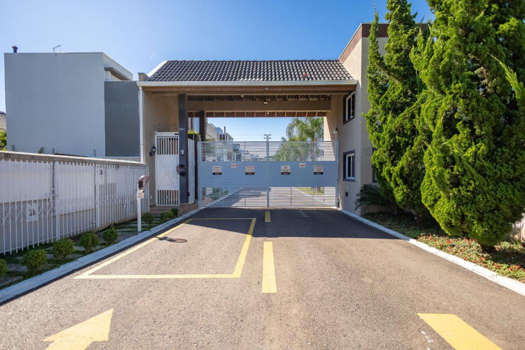 Sobrado em Condomínio Fechado com 3 dormitórios à venda, 236 m² por R$ 1.750.000 - Uberaba - Curitiba/PR
