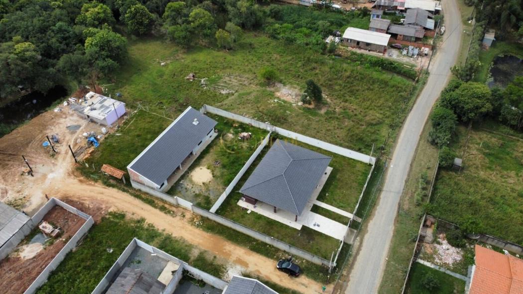 Casa com churrasqueira 3 quartos , 2 vagas de garagem no Cercadinho Curitiba a venda
