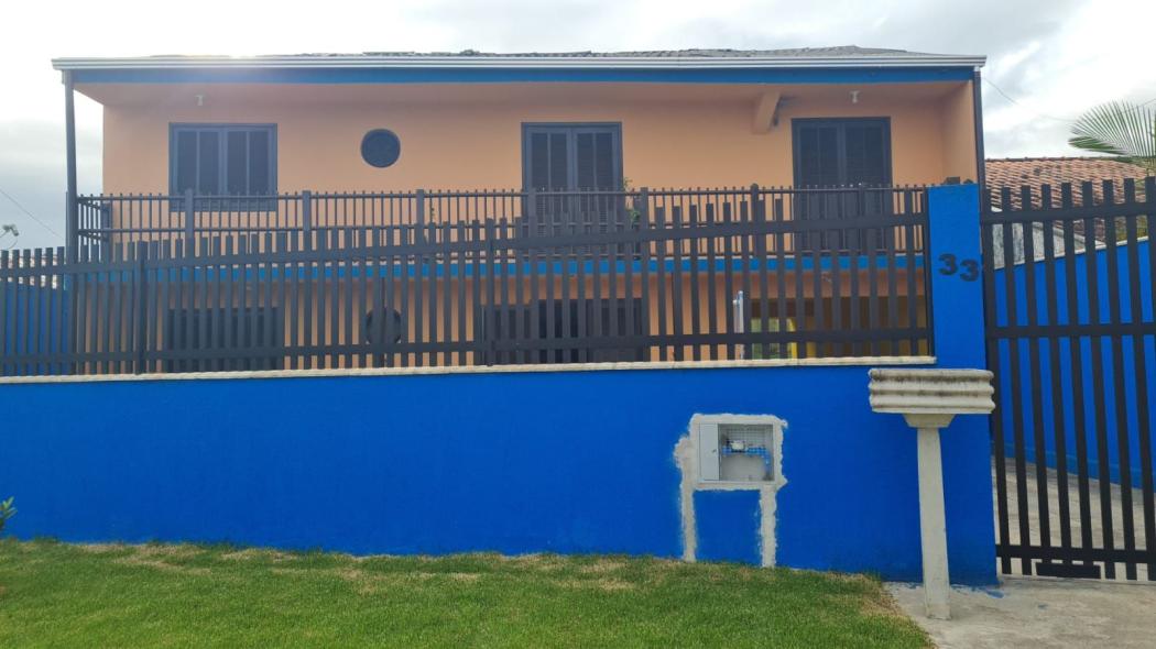 Grande Oportunidade em Guaratuba: Sobrado Versátil a 100m do Mar!
