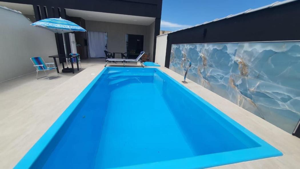 EXCELENTE CASA COM PISCINA A POUCOS METROS DA PRAIA - NOVA