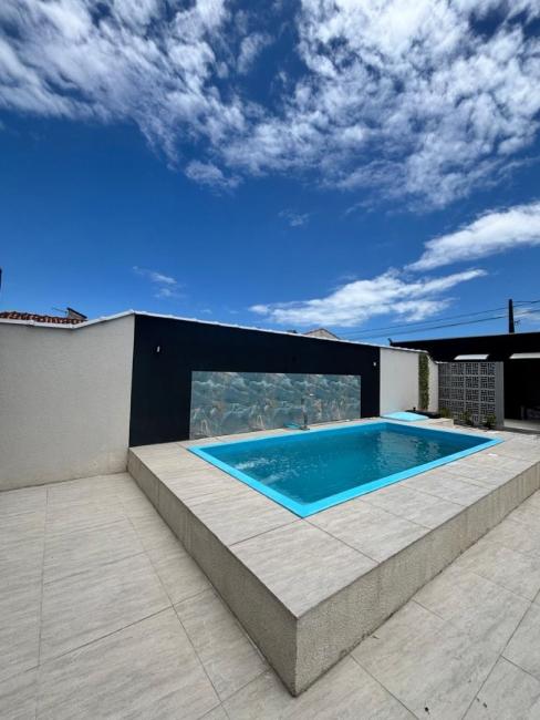 EXCELENTE CASA COM PISCINA A POUCOS METROS DA PRAIA - NOVA