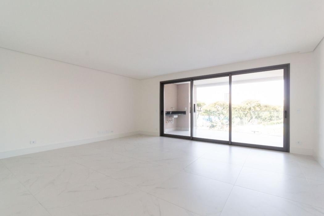 Apartamento com três suítes, três vagas + deposito - Alto da Glória.