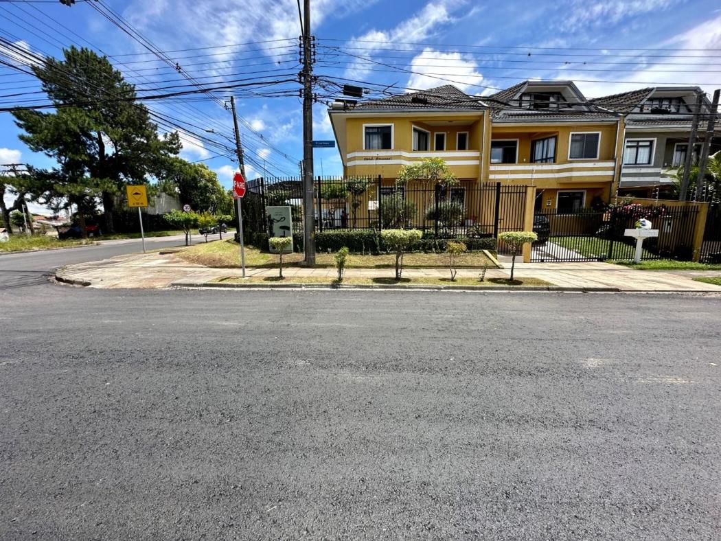 Sobrado com 3 dormitórios à venda, 180 m² por R$ 950.000,00 - Capão Raso - Curitiba/PR