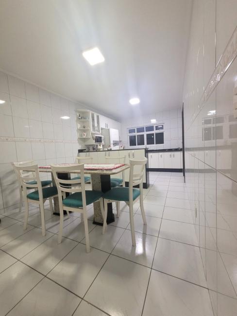 Sobrado para Venda em Curitiba, Boqueirão, 3 dormitórios, 1 suíte, 2 banheiros, 5 vagas