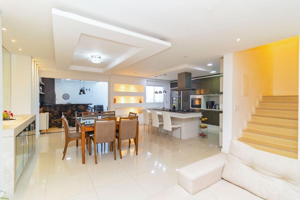 TRIPLEX DE ALTO PADR�O COM 3 SU�TES, EM CONDOM�NIO FECHADO NO BOQUEIR�O R$1.295.000.00