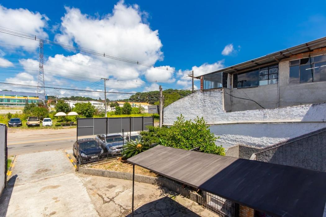 Barracão comercial com casa residencial – Ótima localização na BR-376