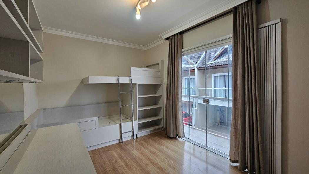 Sobrado com 3 dormitórios para alugar, 164 m² por R$ 3.900/mes - Uberaba - Curitiba/PR