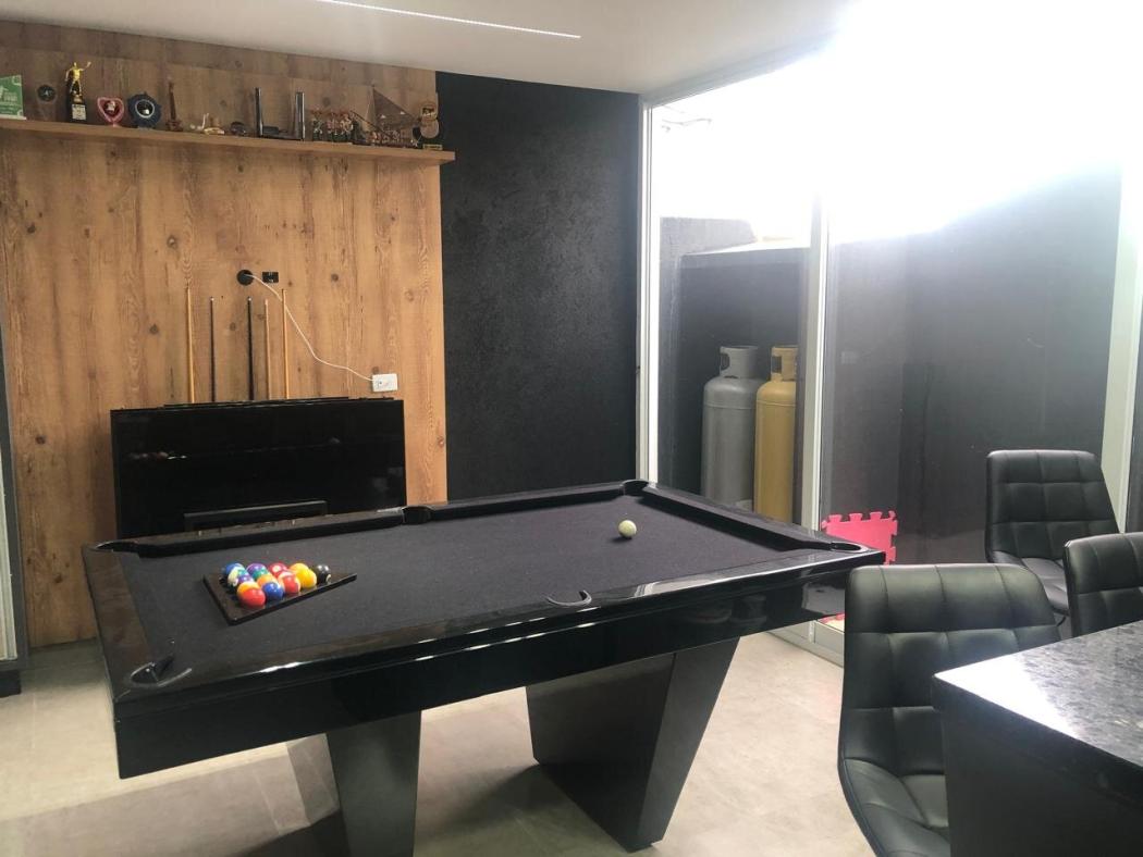TRIPLEX MARAVILHOSO COM �REA GURMET E SUITE COM CLOSET EM ARAUC�RIADE FRENTE PARA A RUA COM PORT�O ELETRONICO.