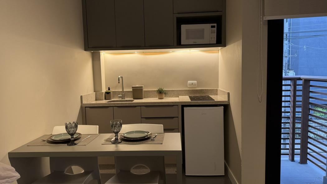 Studio mobiliado e decorado, localização Premiun (estrutura clube) no Bigorrilho - Curitiba - Pr PORTEIRA FECHADA - Face Leste|Norte