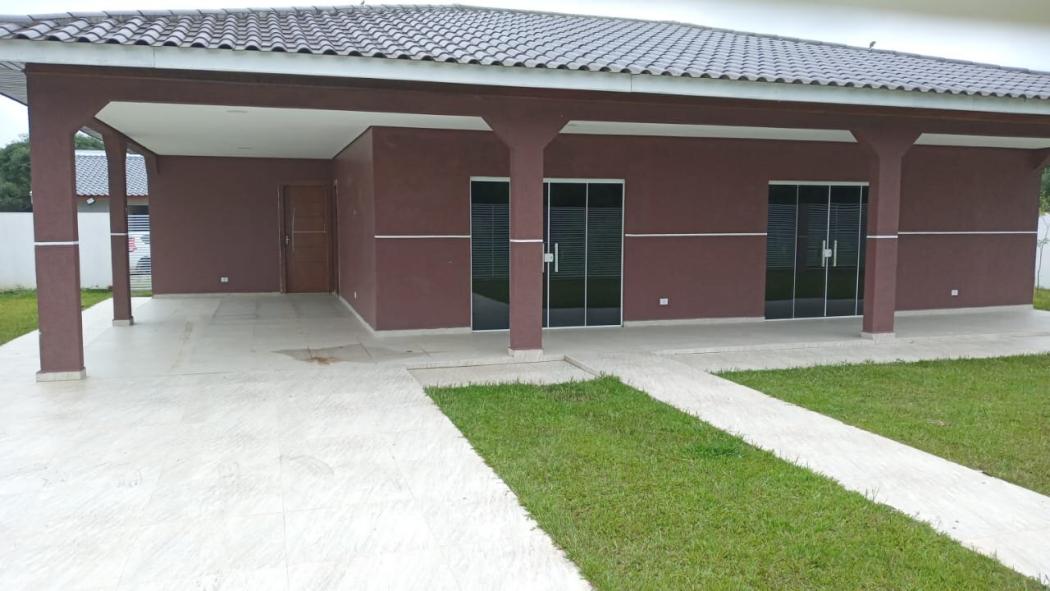 Casa com churrasqueira 3 quartos , 2 vagas de garagem no Cercadinho Curitiba a venda