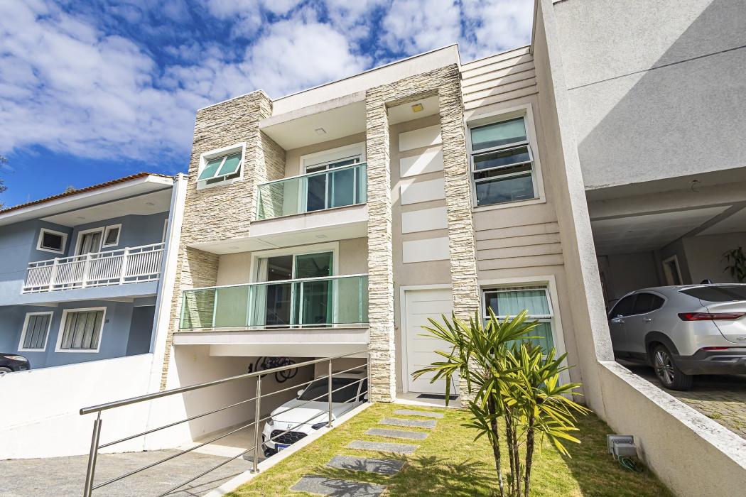 Casa em Condomínio com 3 Suítes e 4 Vagas - Pilarzinho