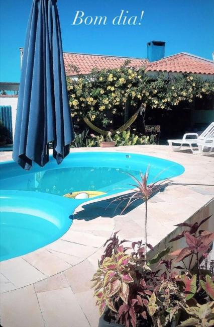 Casa com piscina 3 Q e 1 suite - amplo quintal - paisagismo
