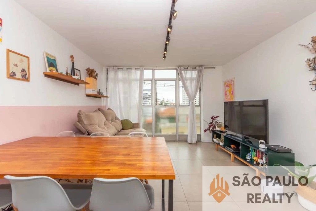 Apartamento reformado de 57m2 na Vila Mariana com 2 dormitórios, janelão piso-teto, reforma moderna e localização estratégica.
