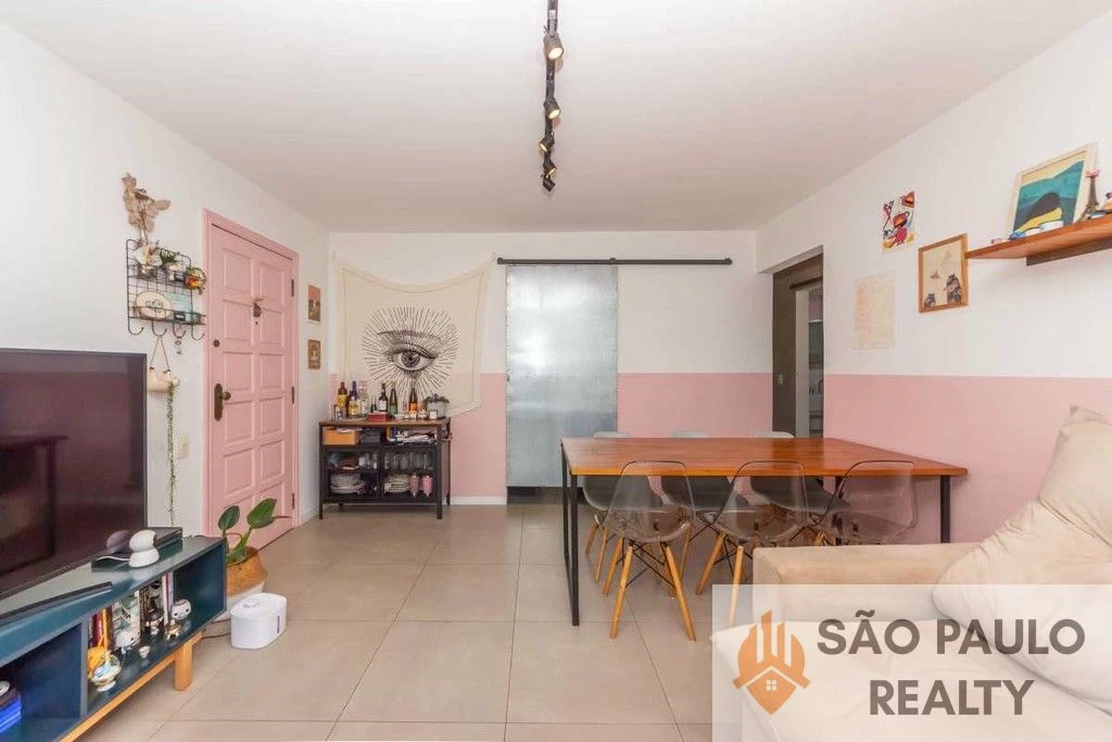 Apartamento reformado de 57m2 na Vila Mariana com 2 dormitórios, janelão piso-teto, reforma moderna e localização estratégica.