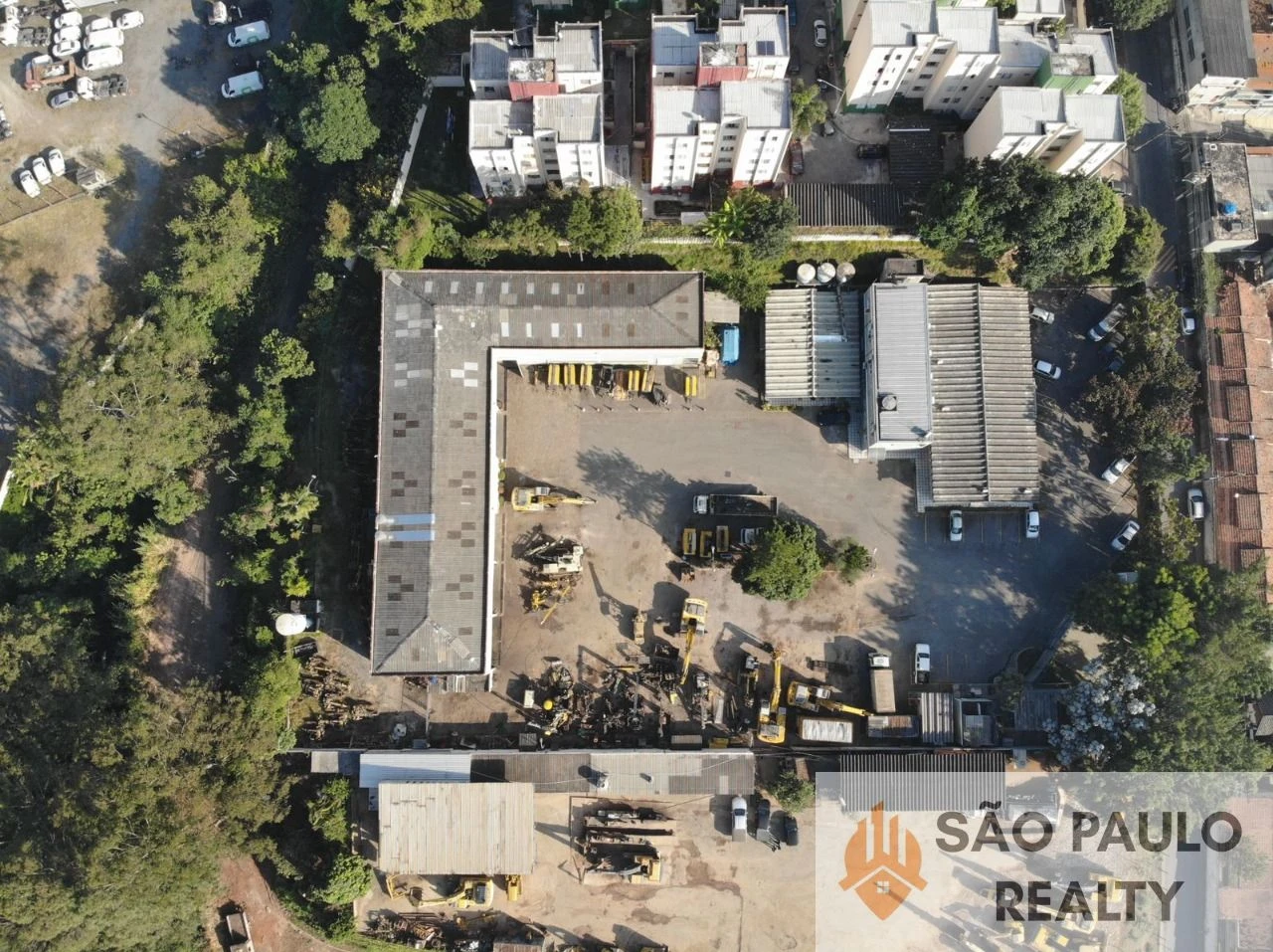 Complexo Comercial/Industrial 7.600m² - Galpões, Oficina, Escritórios, Pátio asfaltado e localização estratégica.