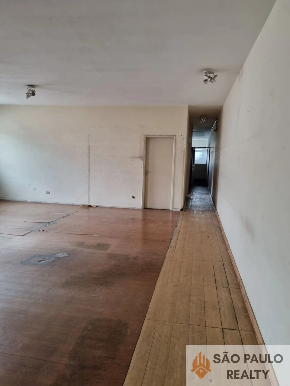 Prédio Comercial/Industrial à Venda no Brás - 1.515 m², Três Pavimentos, Oito Salas e Oito Banheiros. Oportunidade Única!!!