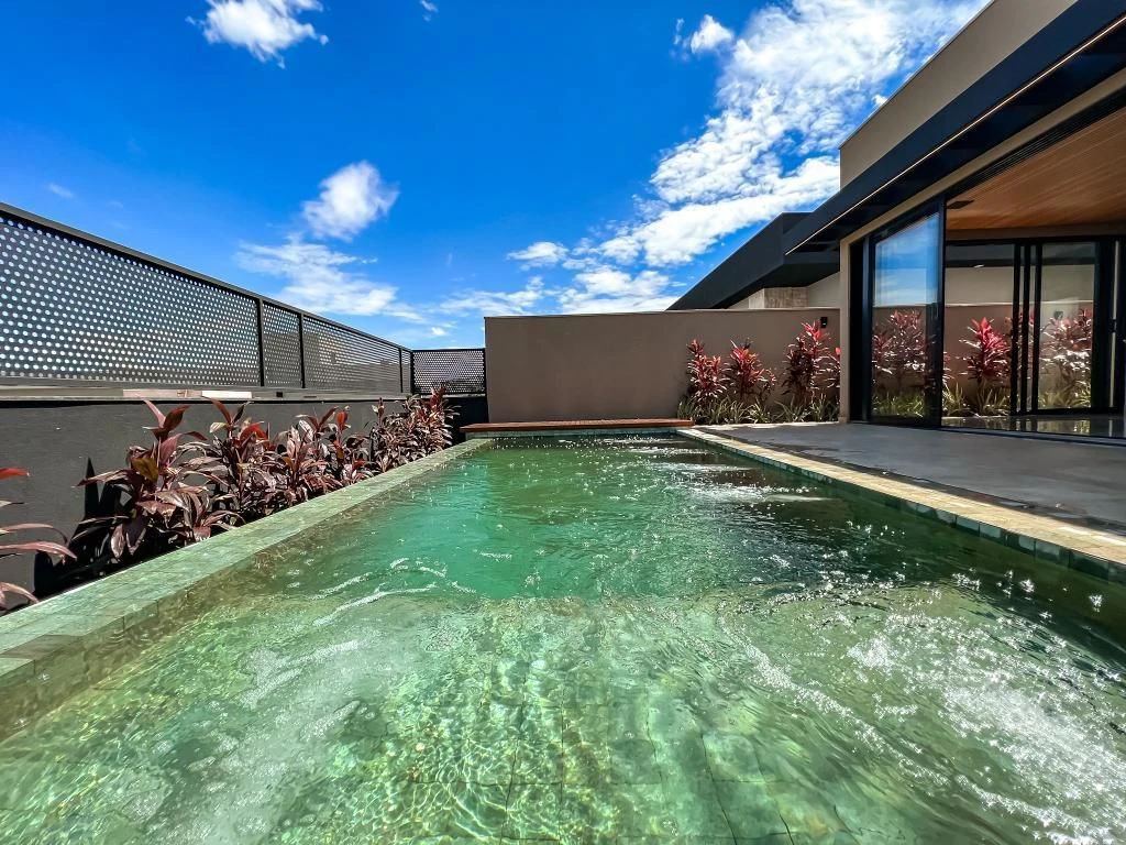 Casa térrea de 265m² com 3 suítes e piscina à venda em condomínio | Vila do Golfe