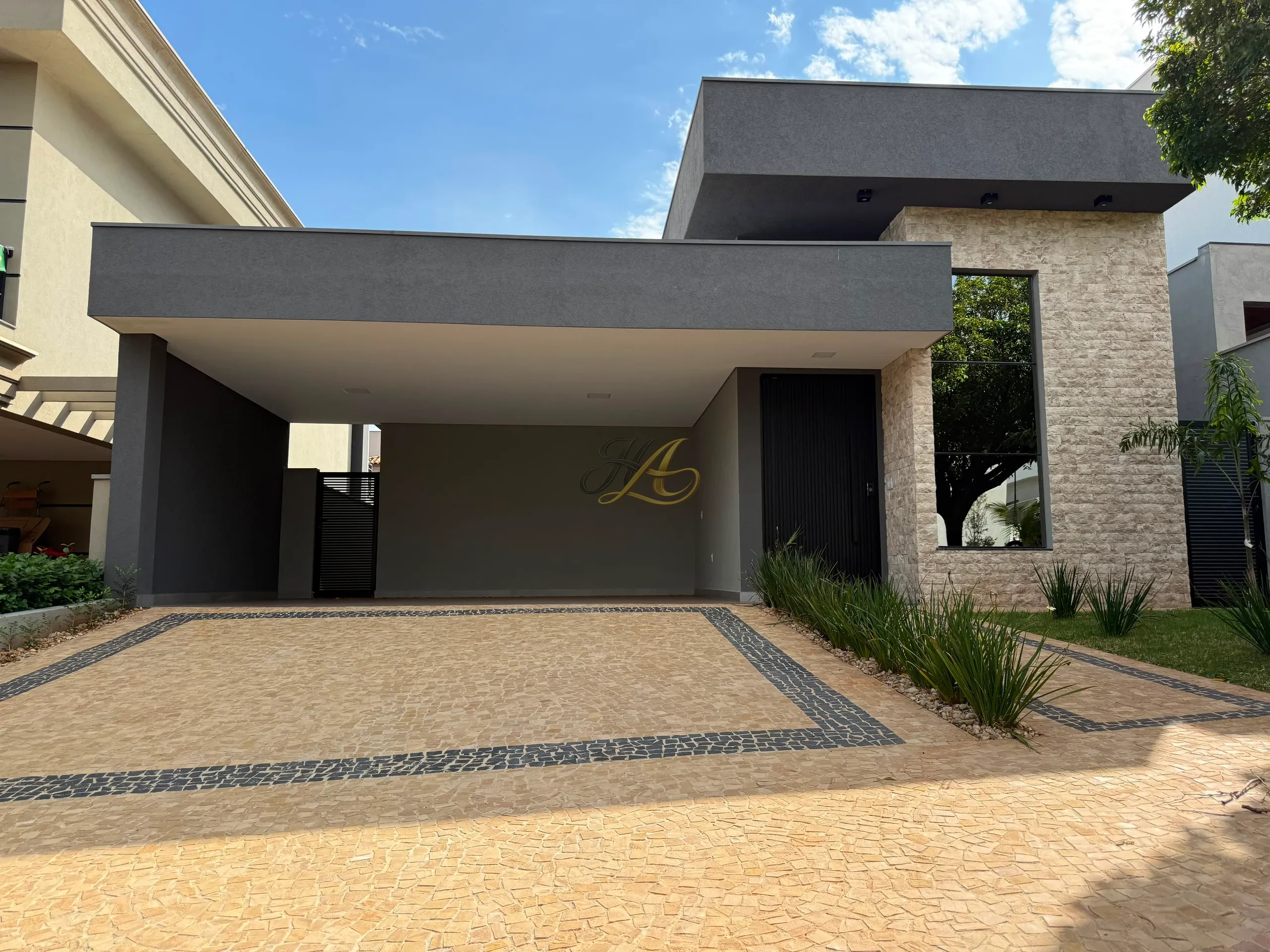 Casa térrea de 203m² com 3 suítes e piscina à venda em condomínio | Bella Città