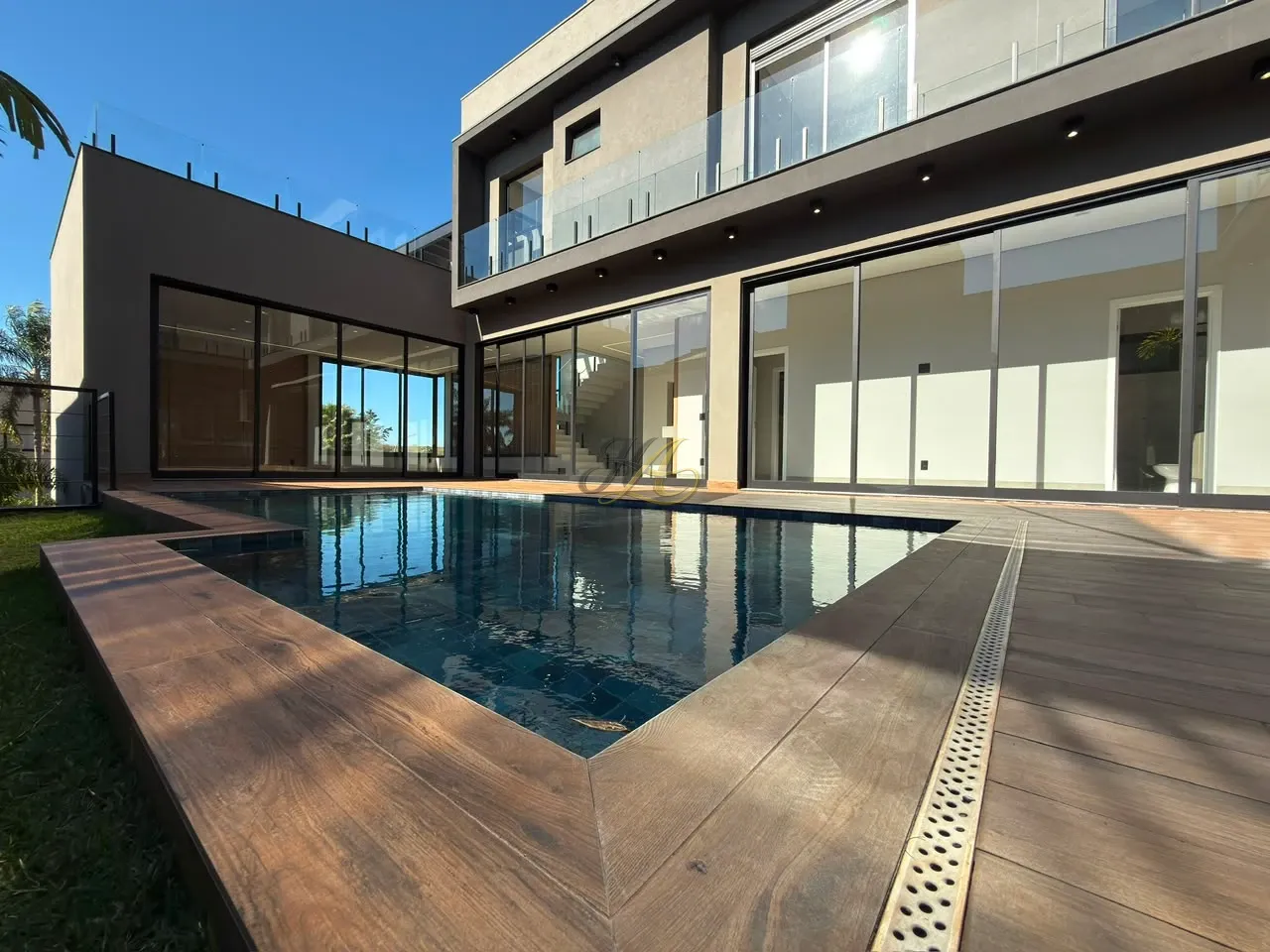 Sobrado de 430m² com 4 suítes, elevador e piscina aquecida à venda em condomínio | Alphaville