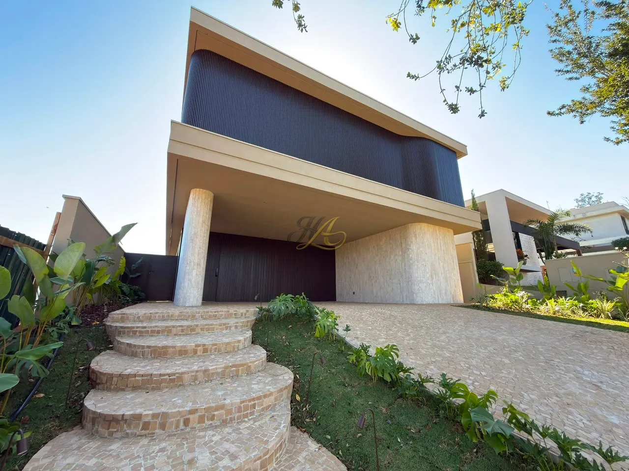 Sobrado de 385m² com 4 suítes, elevador e piscina aquecida à venda em condomínio | Vila do Golfe