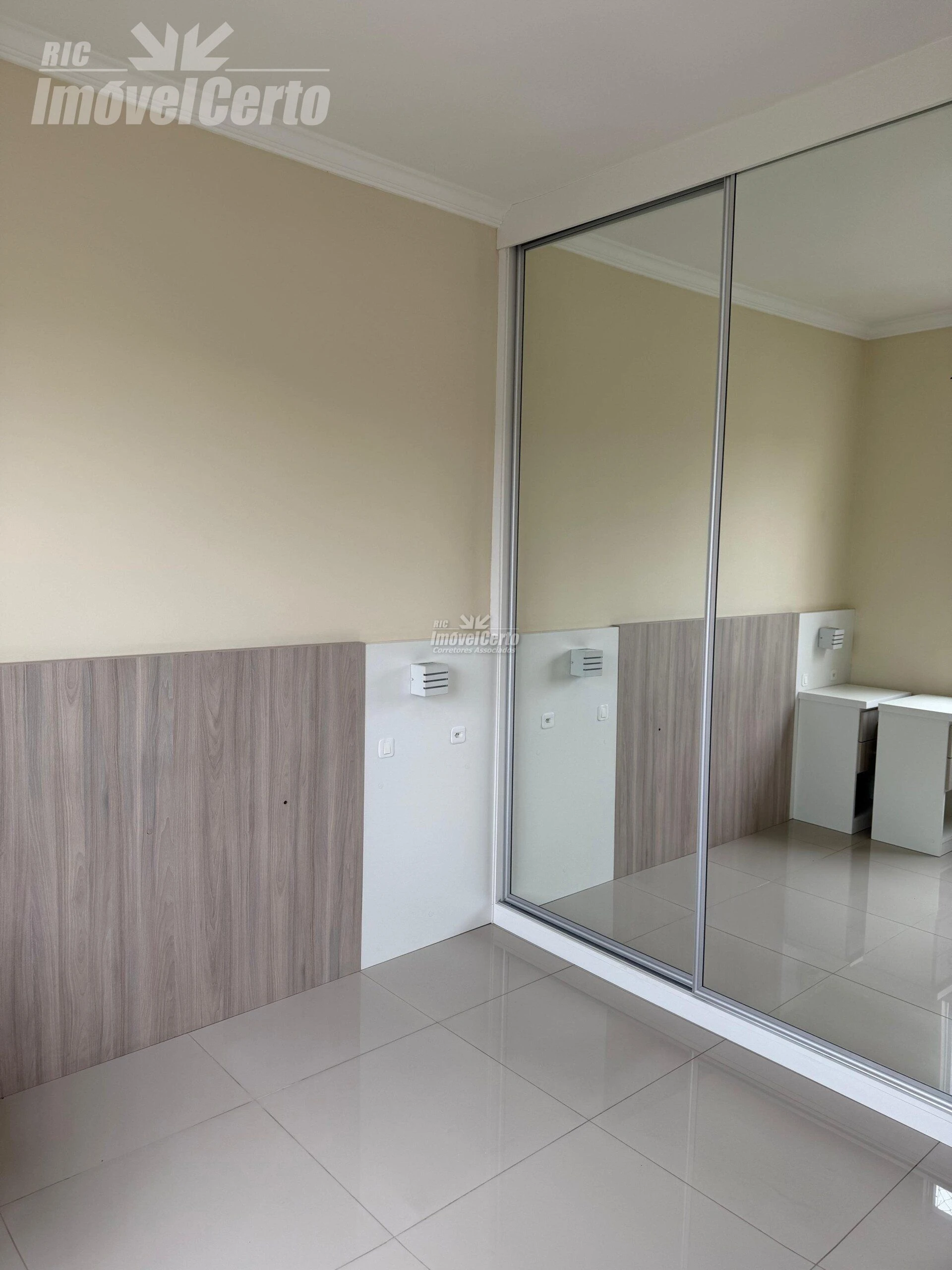APARTAMENTO PINHEIRINHO 2 QUARTOS com 5