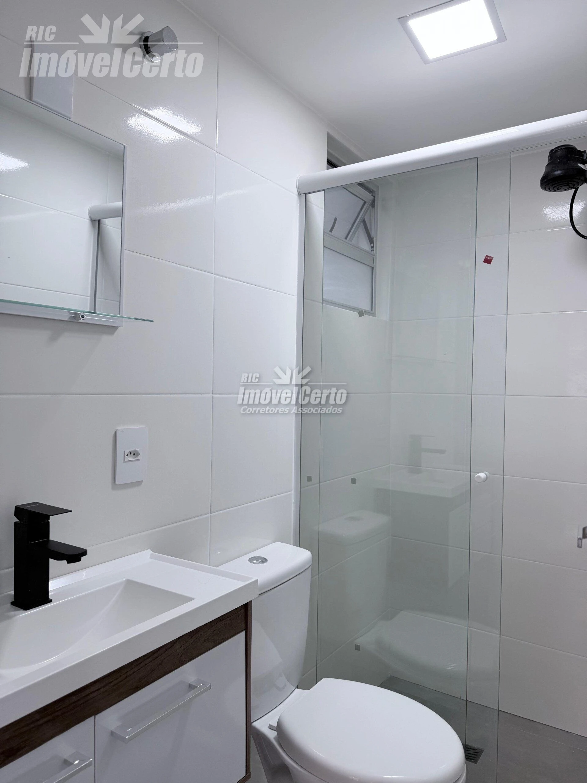 Apartamento Reformado e Ensolarado a 1 Quadra do T
